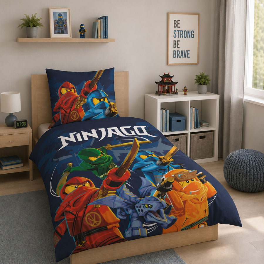 Helle Lego Ninjago Bettwäsche mit wichtigen Ninjagos und Meister Wu auf Bett gezogen