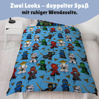 Detailansicht Rückseite Bettwäsche in blau mit Muster aus kleinen Ninjago Figuren