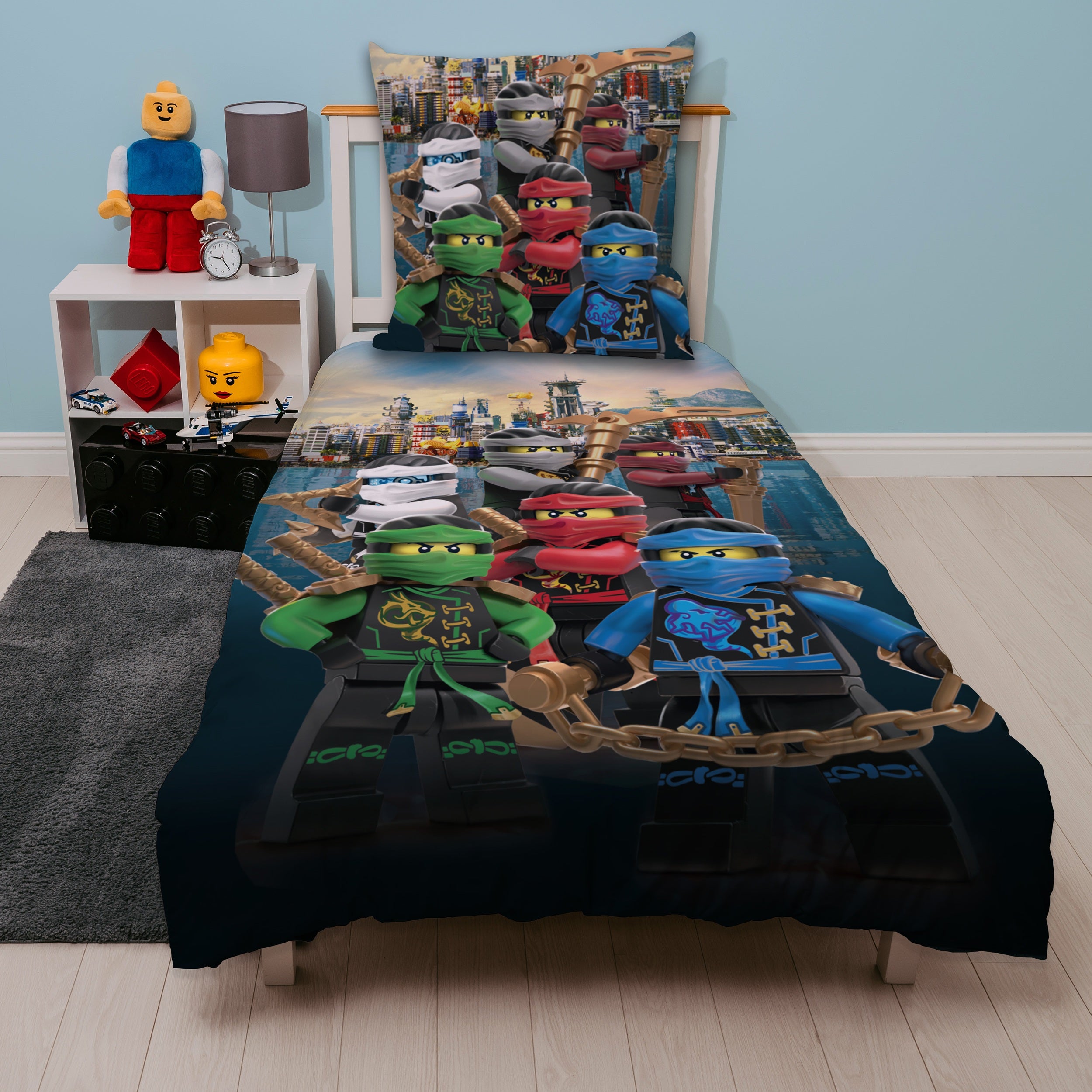 Ninjago Bettwäsche mit Lloyd Kai Zane Nya Cole Jay Meister Wu 135x200 cm auf Kinderbett Lifestyle