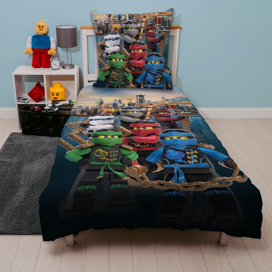Ninjago Bettwäsche mit Lloyd Kai Zane Nya Cole Jay Meister Wu 135x200 cm auf Kinderbett Lifestyle
