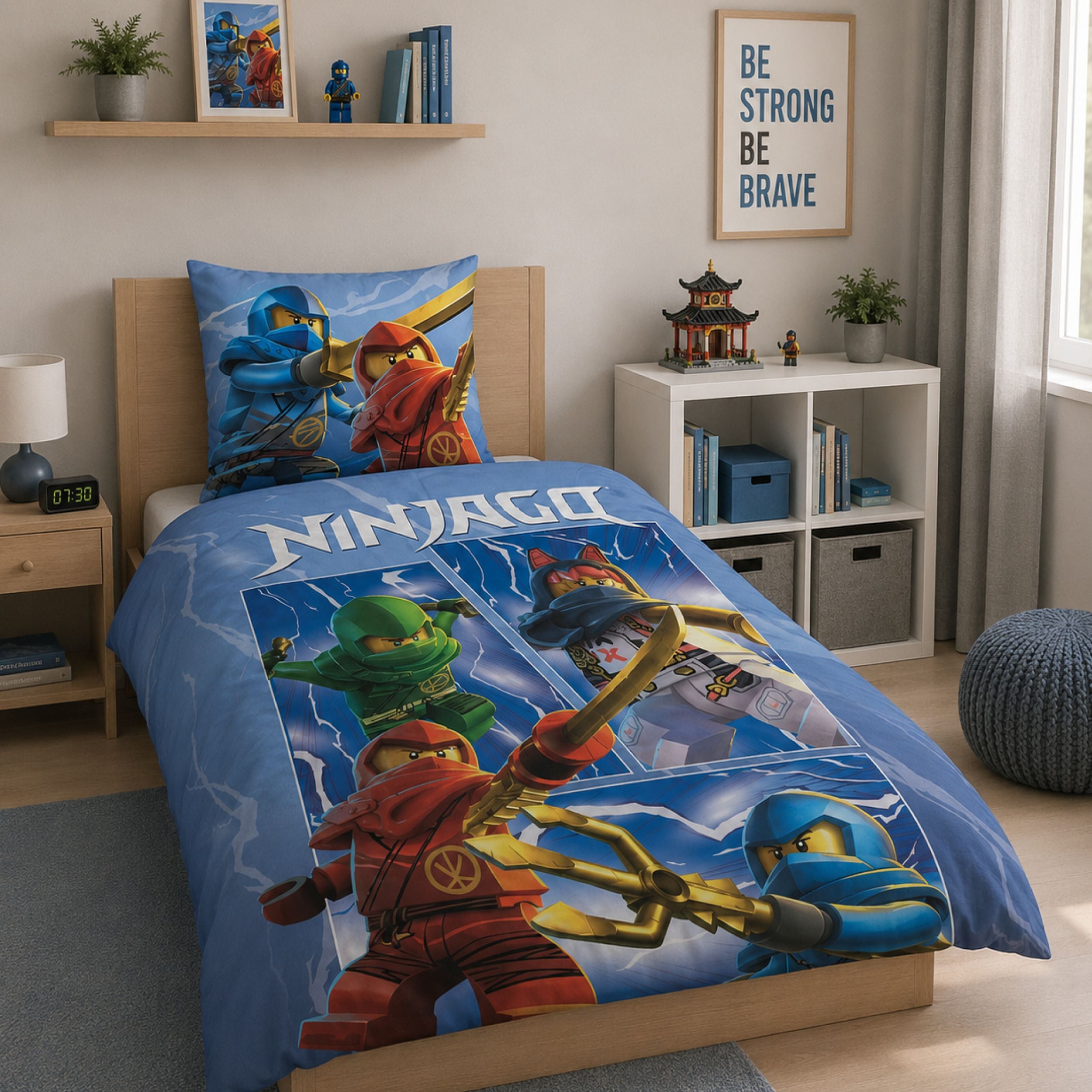 Helle Lego Ninjago Bettwäsche mit wichtigen Ninjagos und Meister Wu auf Bett gezogen