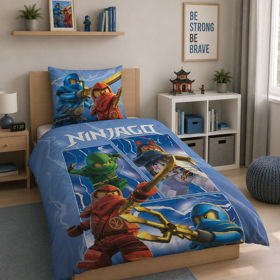 Helle Lego Ninjago Bettwäsche mit wichtigen Ninjagos und Meister Wu auf Bett gezogen
