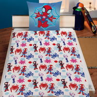 Gemusterte Rückseite der Spidey Bettwäsche auf Bett gezogen Muster aus Spinnen Symbolen und Charakteren