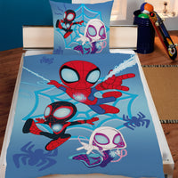 Vorderseite der Spidey Bettwäsche mit Ghost und Miles Moralea auf Bett gezogen