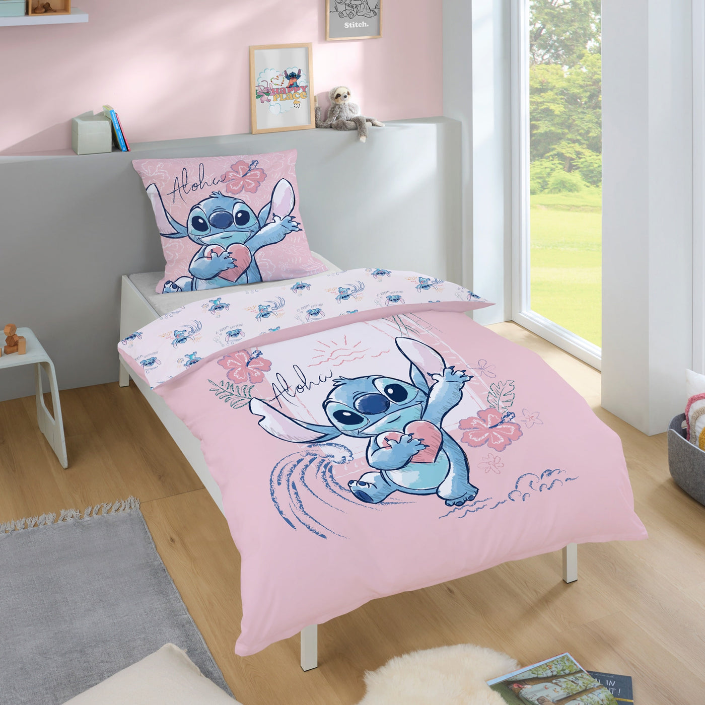 Lilo und Stitch Bettwäsche in rosa mit Stitch der ein Herz hält und Schriftzug Aloha