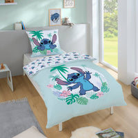 Lilo und Stitch Bettwäsche in türkis mit Motiv Aloha Vorderseite mit Stitch zwischen Blätter und Palmen