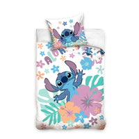 Lilo und Stitch Bettwäsche in türkis mit Motiv Aloha Vorderseite mit Stitch zwischen Blätter und Palmen