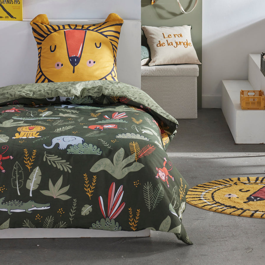 Kinderbettwäsche mit Löwenmotiv im passend dekorierten Kinderzimmer auf Bett gezogen