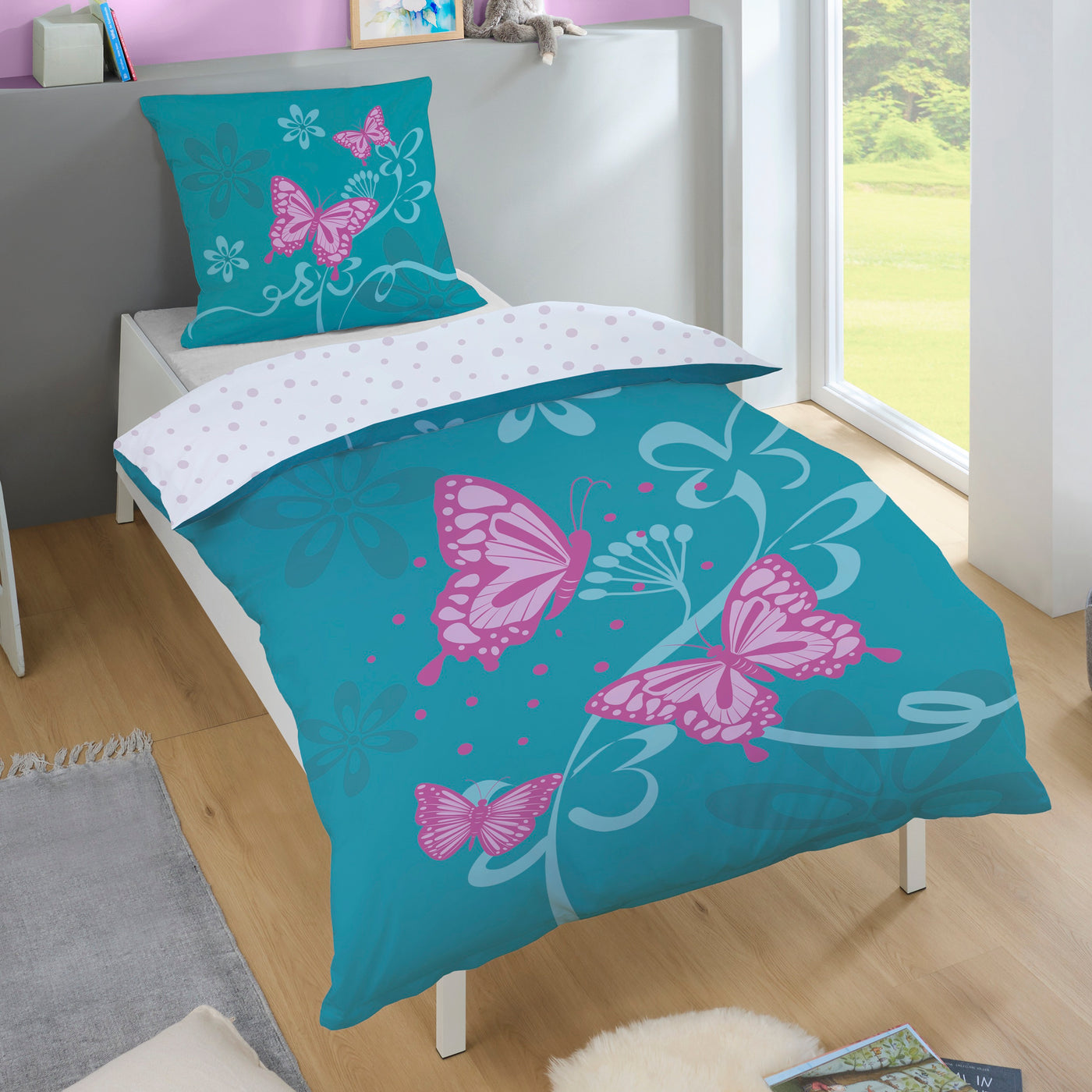Bettwäsche mit Schmetterling in türkis 135x200 aufs Bett gespannt