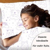 Mädchen liegt schlafend und lächend unter der Rückseite der Sqishmallow Bettwäsche
