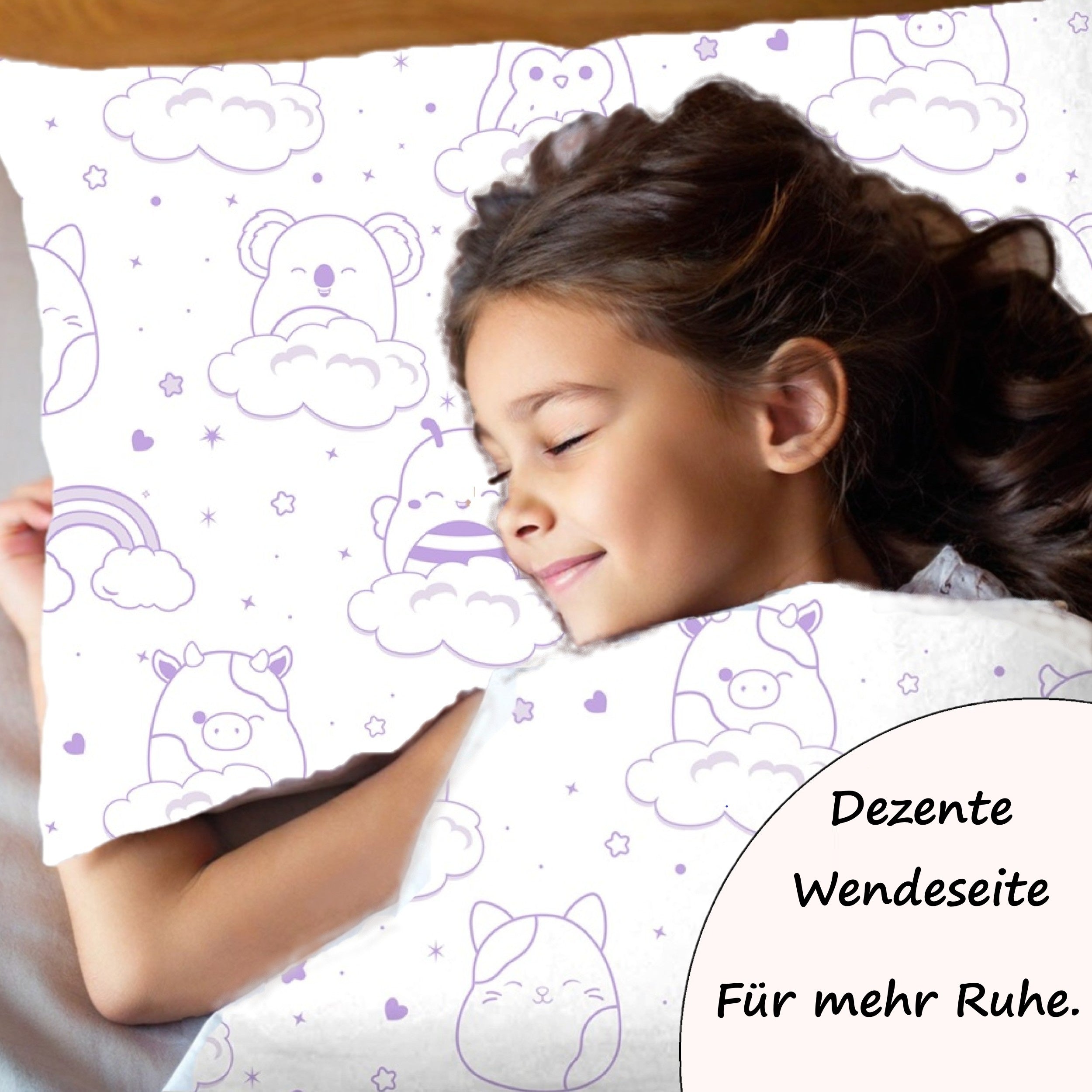 Mädchen liegt schlafend und lächend unter der Rückseite der Sqishmallow Bettwäsche