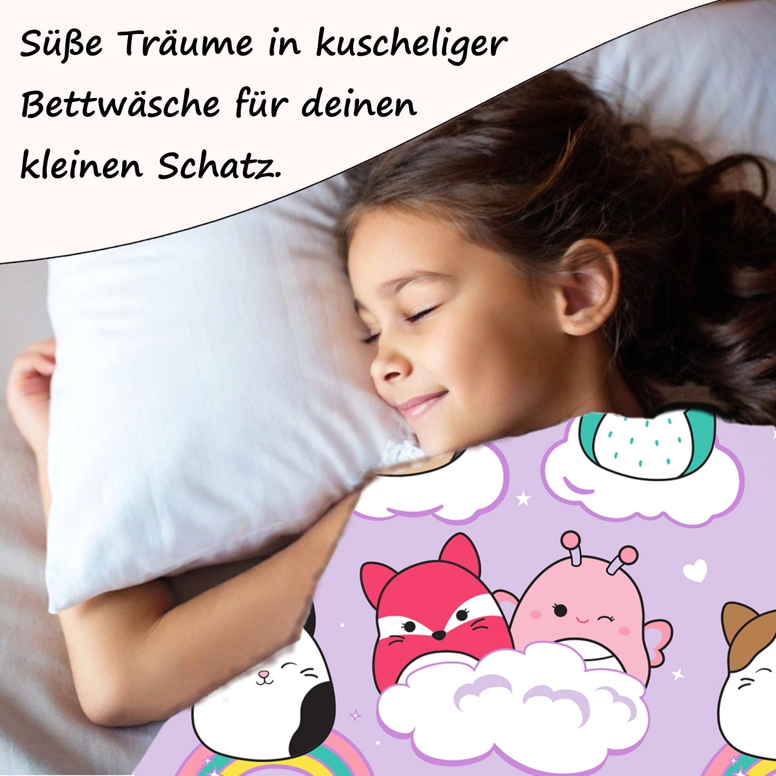 Mädchen liegt schlafend und lächelnd unter der lila Bettwäsche 