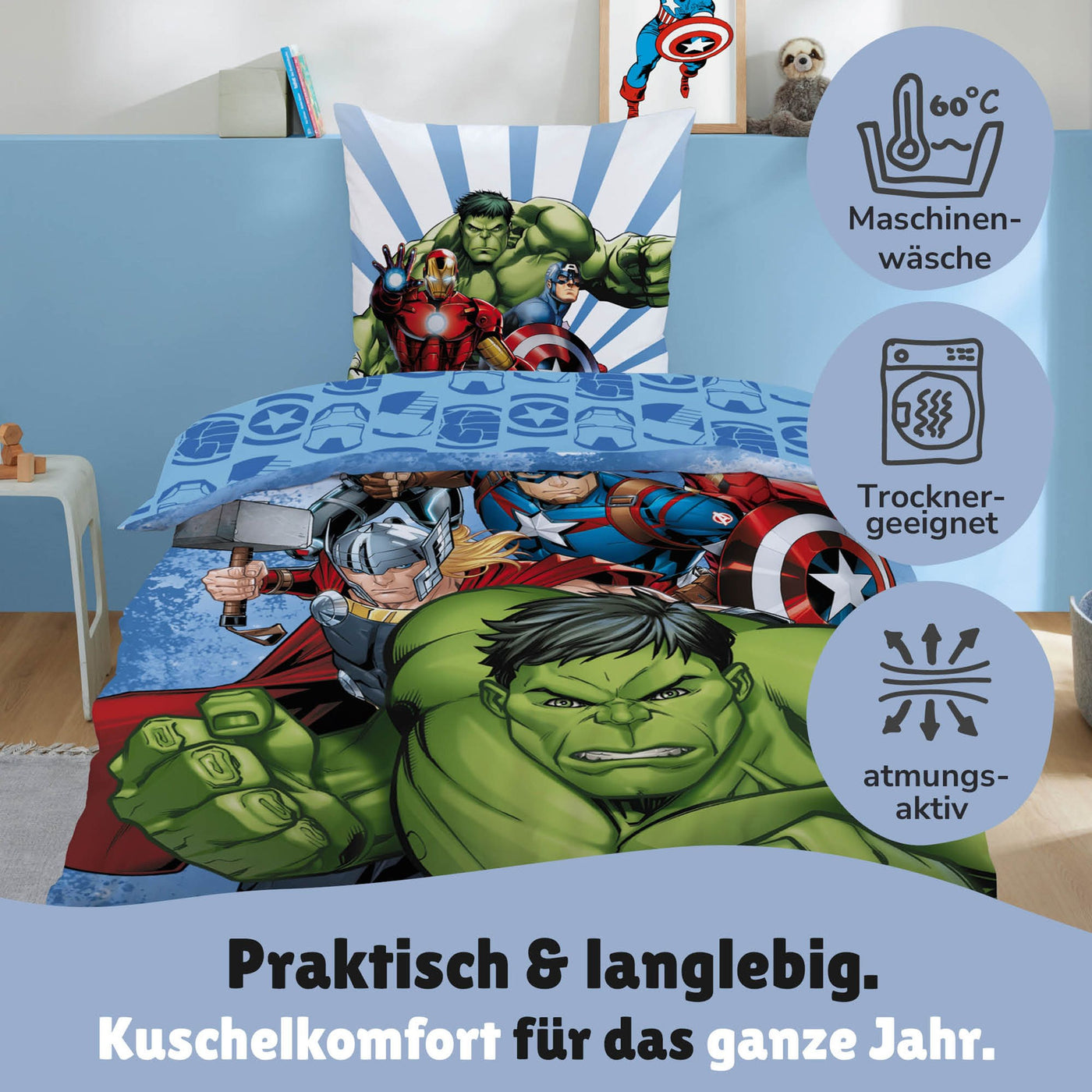 Rückseite der Avengers Bettwäsche blau gemustert mit Iron Man Helmen, Cpt. America Schild, Thor Hammer und Hulk Faust