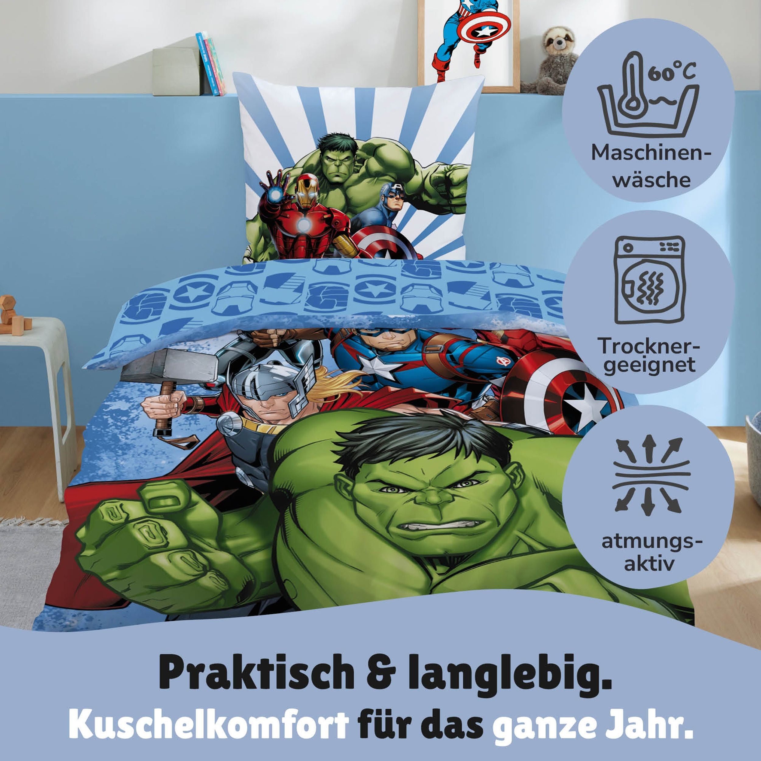 Rückseite der Avengers Bettwäsche blau gemustert mit Iron Man Helmen, Cpt. America Schild, Thor Hammer und Hulk Faust