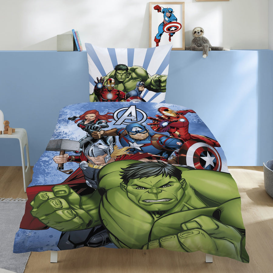 Avengers Bettwäsche weiß und blau mit wichtigen Charakteren aufs Bett gezogen