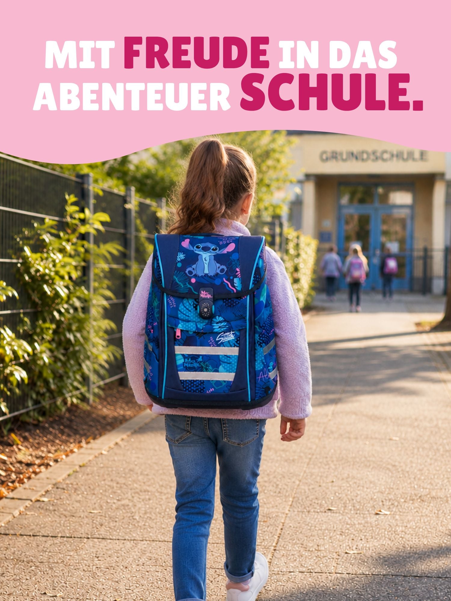 Mädchen rennt auf dem Schulweg im Dunkeln mit Ranzen auf dem Rücken