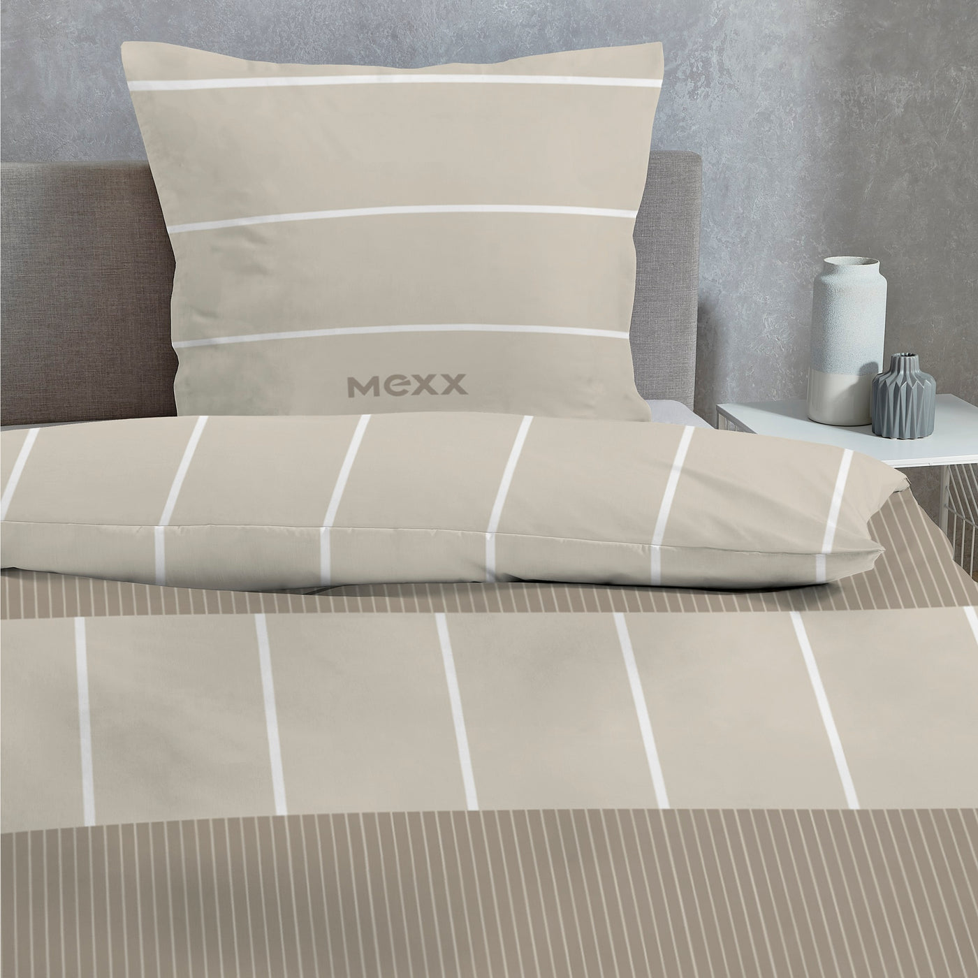 Beige Mexx Bettwäsche auf Bett gezogen in dezent eingerichteten Raum