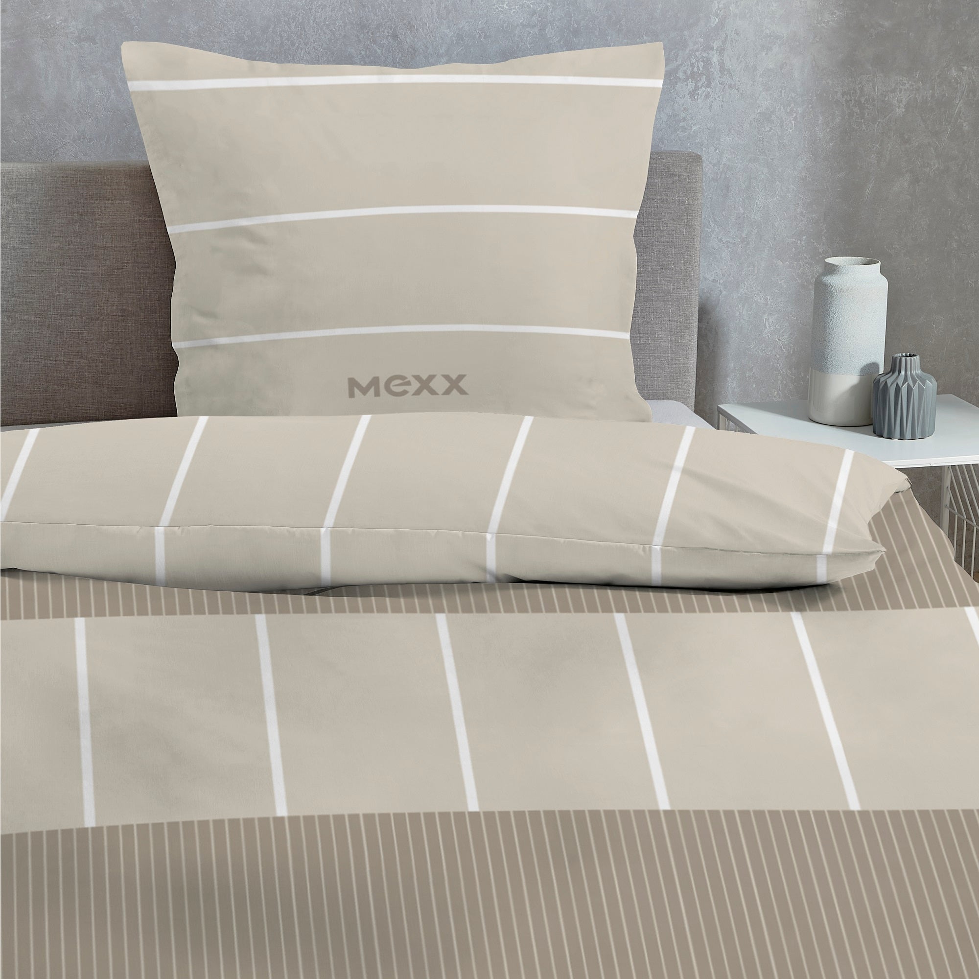 Beige Mexx Bettwäsche auf Bett gezogen in dezent eingerichteten Raum