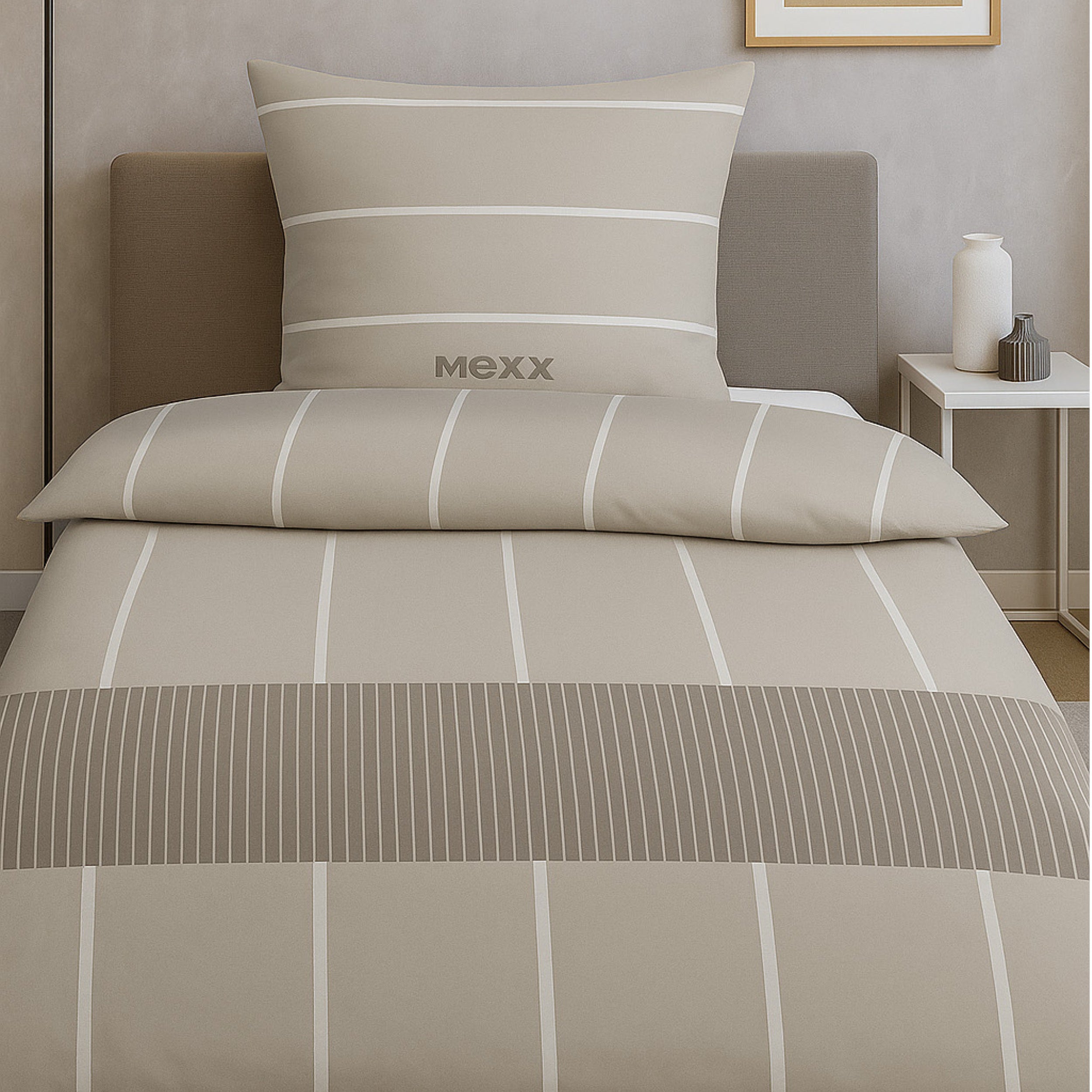 Beige Mexx Bettwäsche auf Bett gezogen in dezent eingerichteten Raum