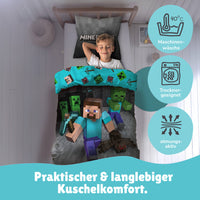 Junge schläft seelig lächelnd in der Minecraft Bettwäsche, rechts Wasch- & Pfelgehinweise zur Bettwäsche
