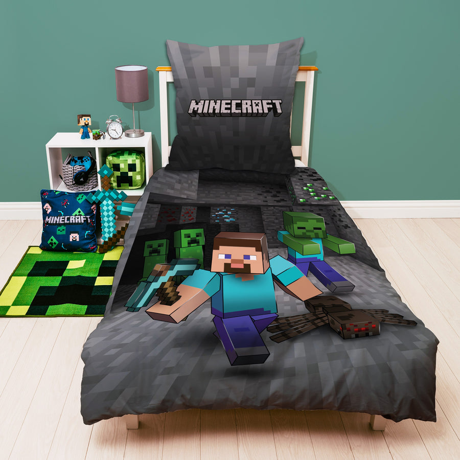 Vorderseite der Mincraft Bettwäsche auf Bett gezogen, dunkelgrau mit Steve und Creepern abgebildet