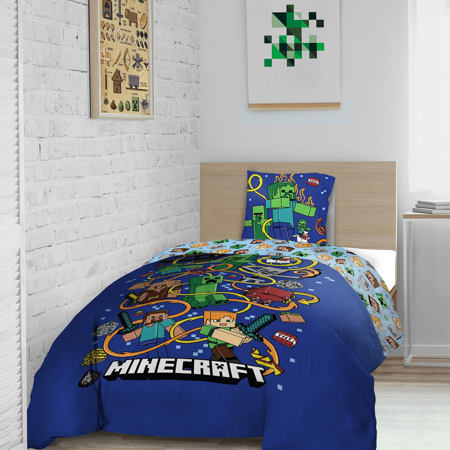 Minecraft Bettwäsche Vorderseite dunkelblau mit vielen Charakteren und Schriftzug 