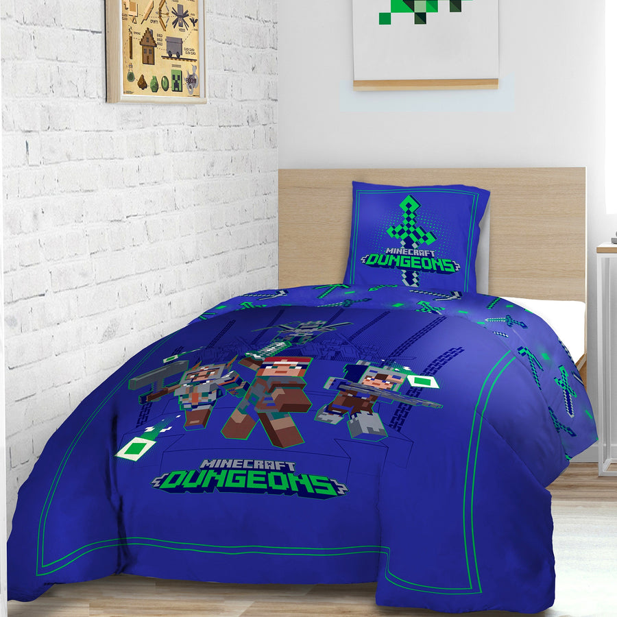Dunkelblaue Minecraft Bettwäsche auf Bett gezogen