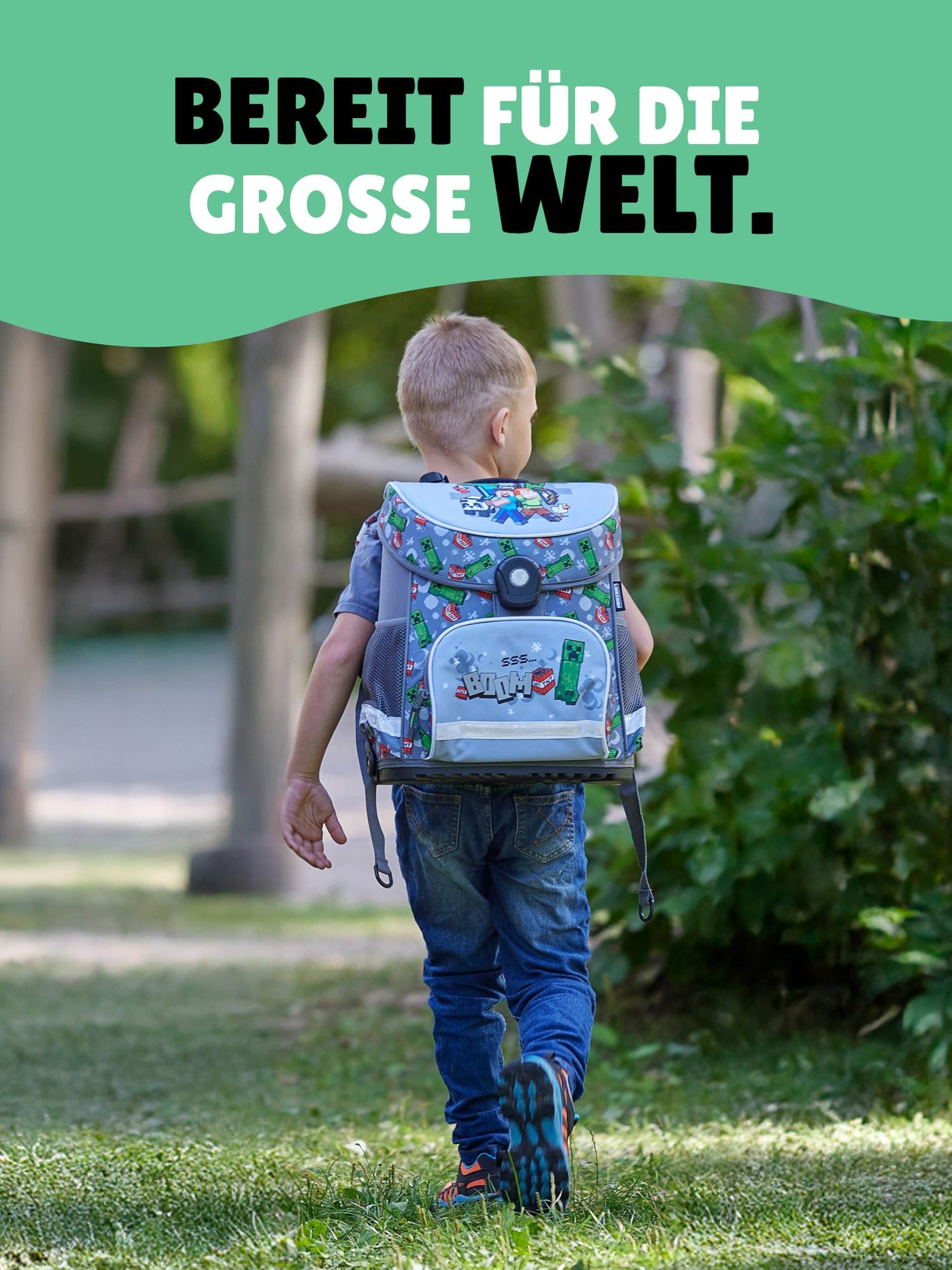 Junge läuft durch Park mit grauem Minecraft Schulranzen auf dem Rücken