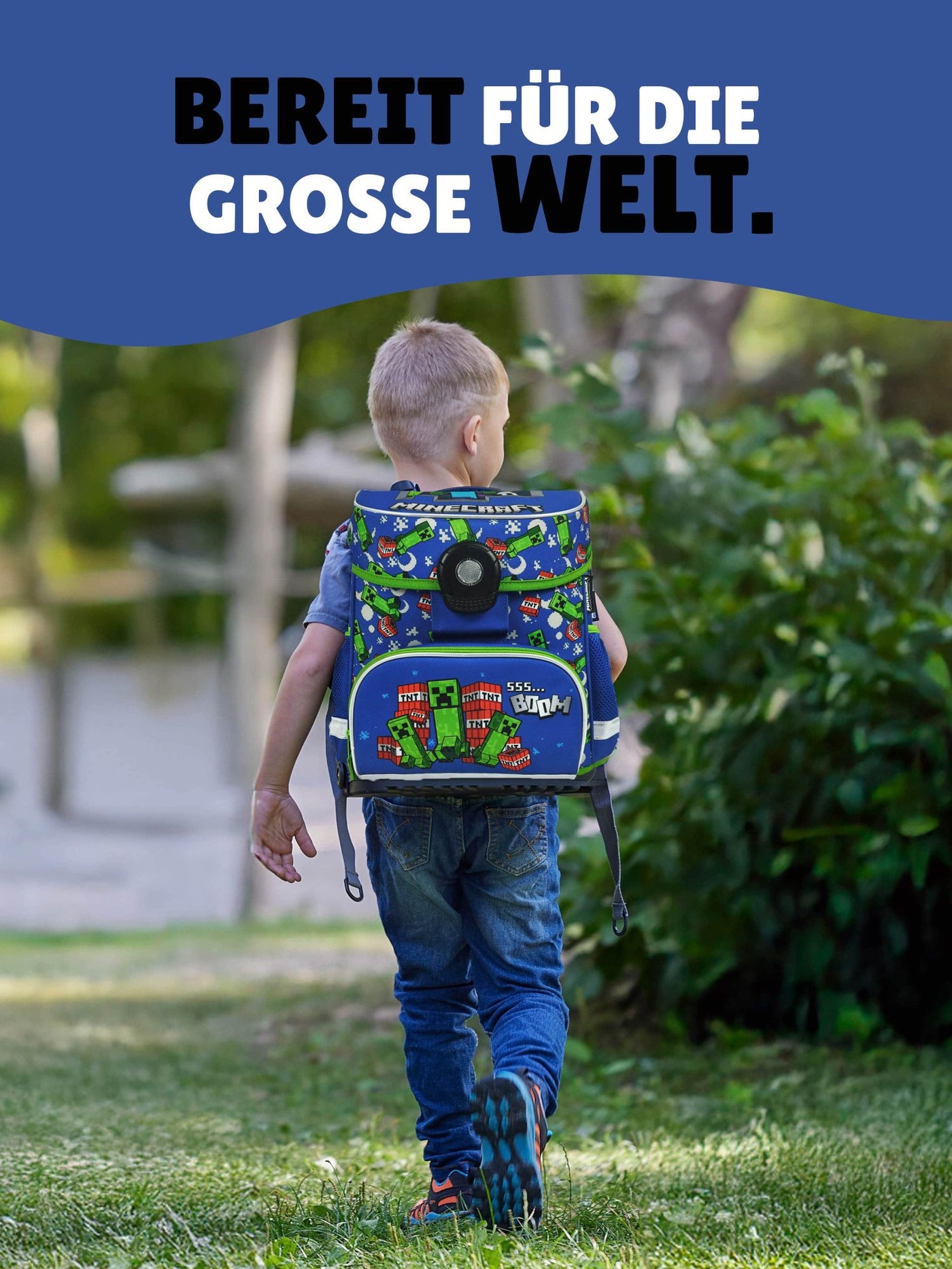 Junge läuft durch Park mit blauem Minecraft Schulranzen auf dem Rücken