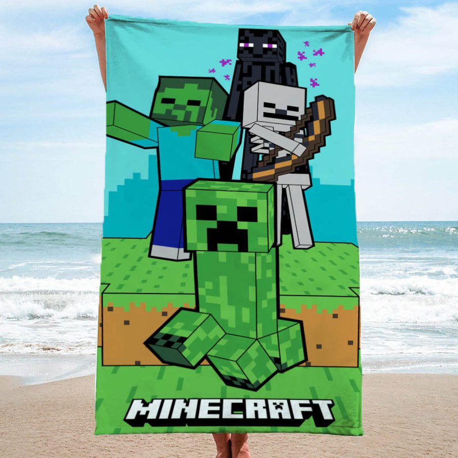 Minecraft Strandtuch 70x140 cm für Jungen in Grün und Blau mit Schriftzug unten, Creeper und Zombies in Pixel Optik mittig