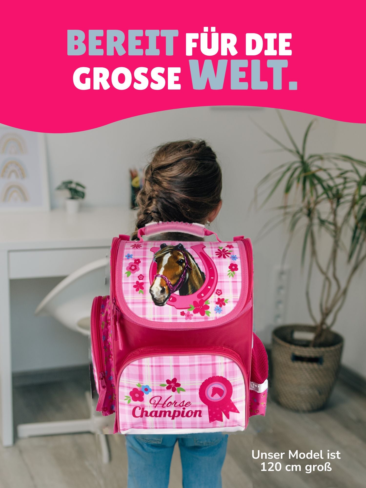 Mädchen steht im Wohnzimmer mit Schulranzen auf dem Rücken - Spruch "Bereit für die grosse Welt"