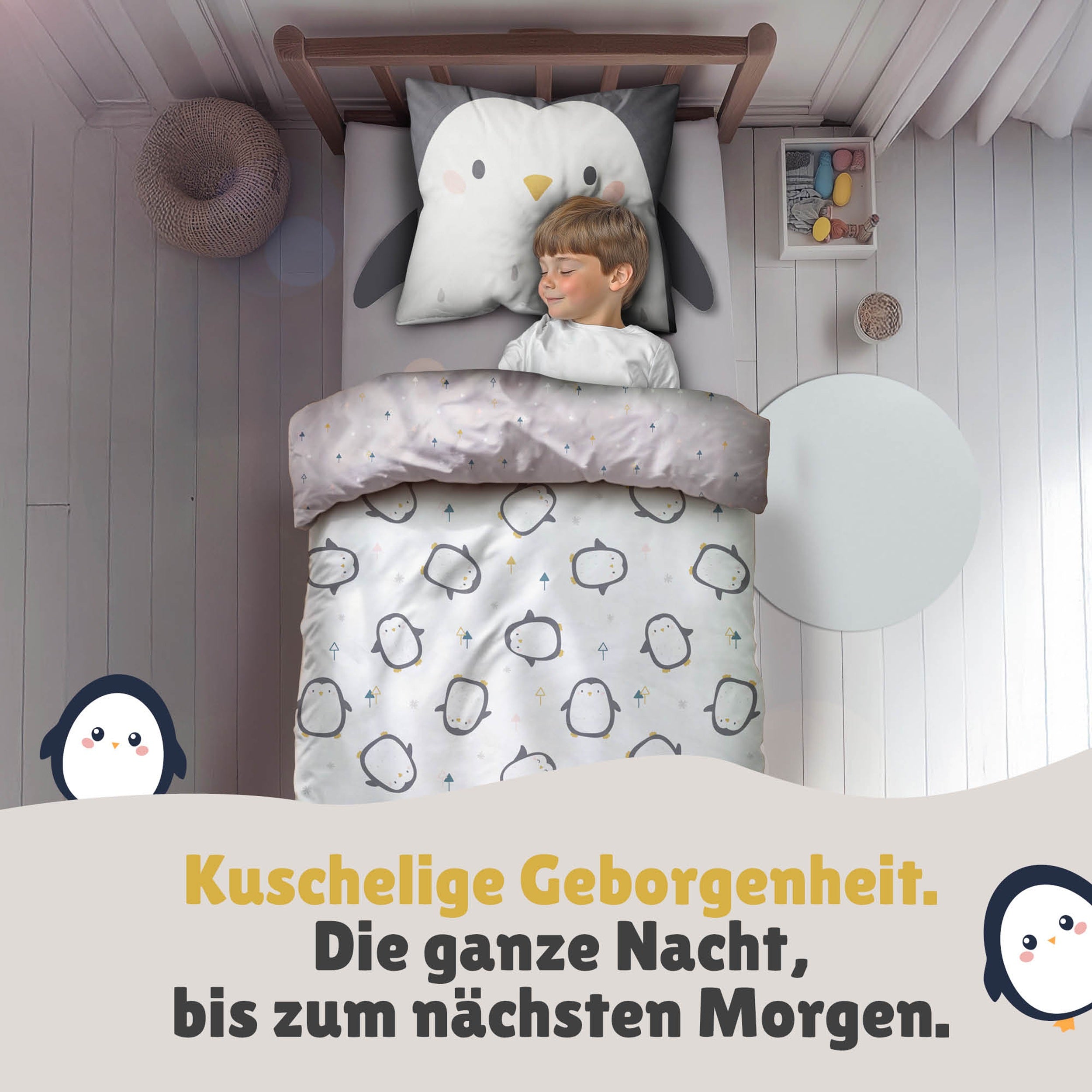 Junge schläft selig im Bett mit der Pinguin Bettwäsche