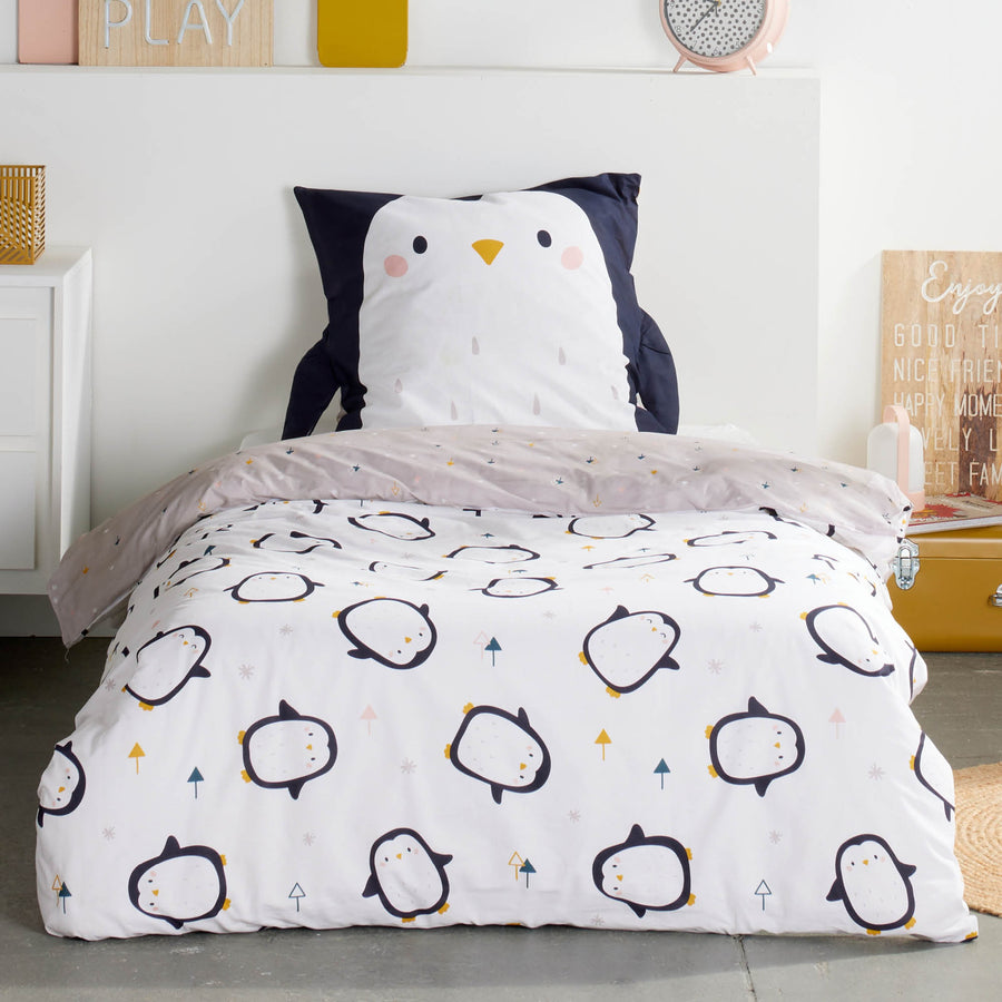 Kinderbettwäsche in weißem Pinguin Design mit Flügeln am Kopfkissen - auf Bett gezogen in schön eingerichtetem Kinderzimmer