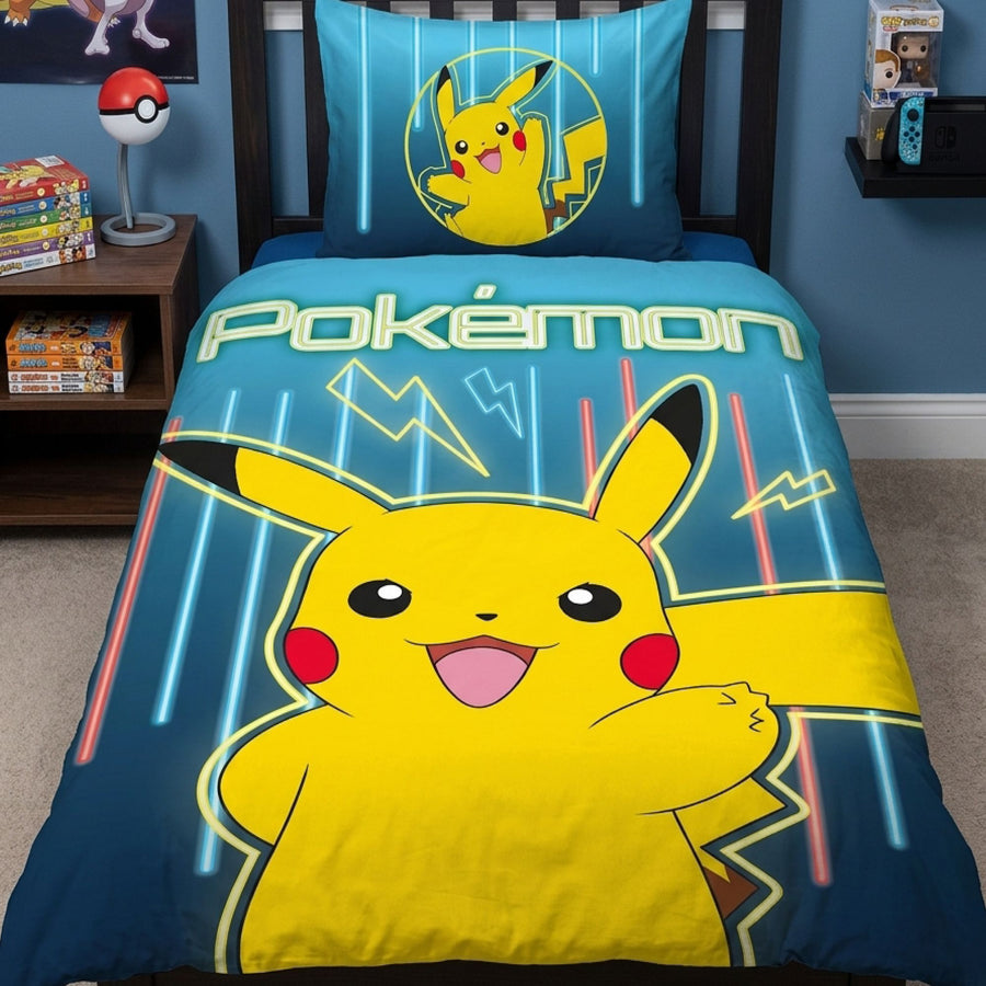 Vorderseite der hellbauen Pokémon Bettwäsche mit Pikachu auf Decke und Kissen aufs Bett gezogen in passend eingerichtetem Kinderzimmer