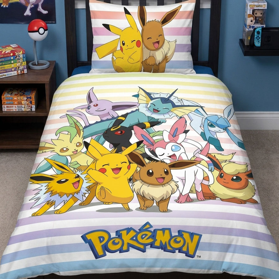 Vorderseite Pokemonbettwäsche mit bunten Streifen und vielen Pokemon auf Bett gezogen in passend eingerichtetem Kinderzimmer