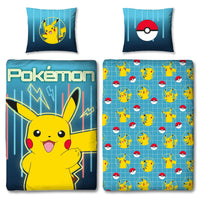 Vorder und Rückseite der Pokémon Bettwäsche mit Pikachu und Pokébällen nebeneinander dargestellt 
