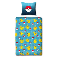 Rückseite der blauen Pokemon Bettwäsche mit Pokéball auf Kopfkissen und Muster auf Pikachus und Pokébällen auf der Bettdecke