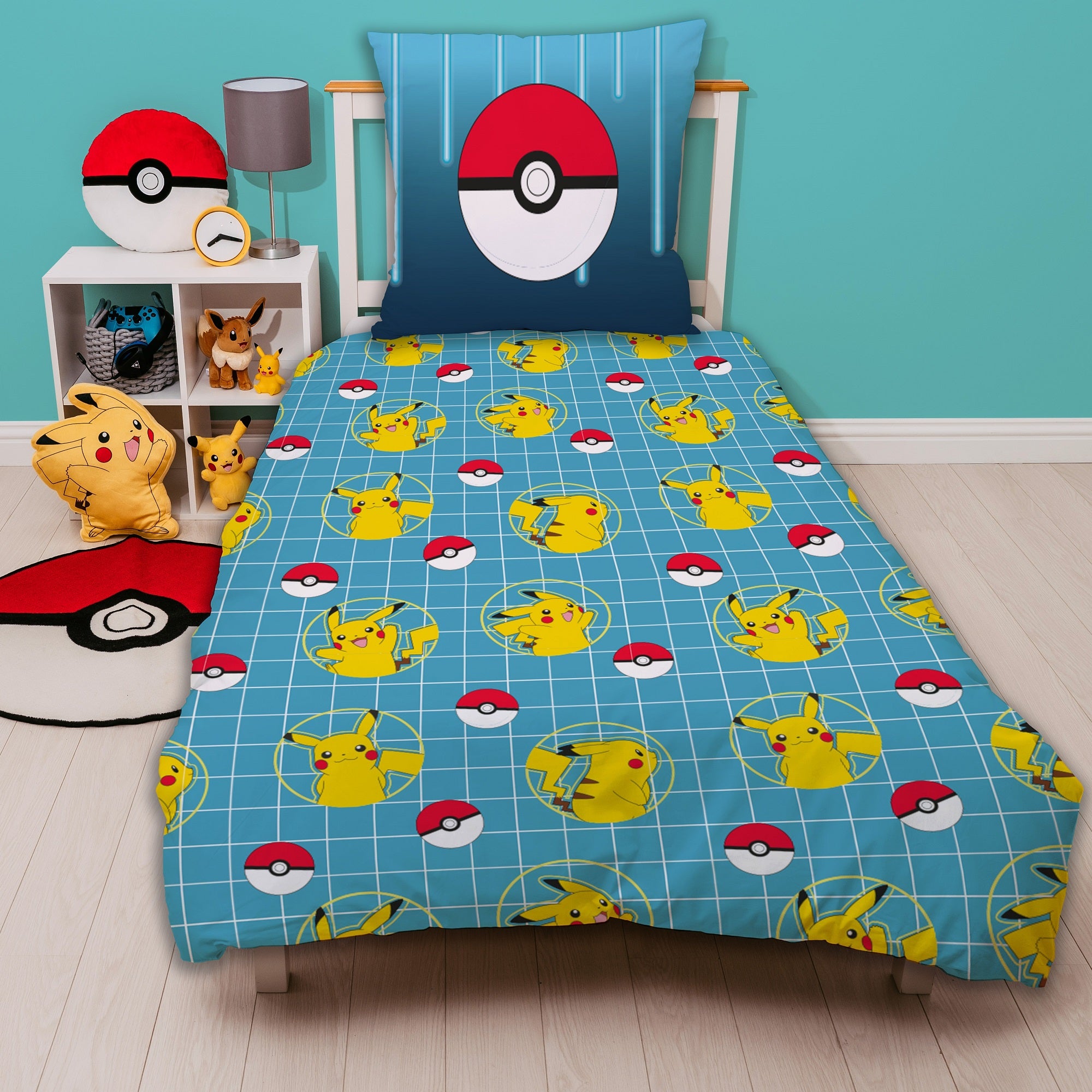 Rückseite der blauen Pokemon Bettwäsche auf Bett gezogen in passend eingerichtetem Kinderzimmer