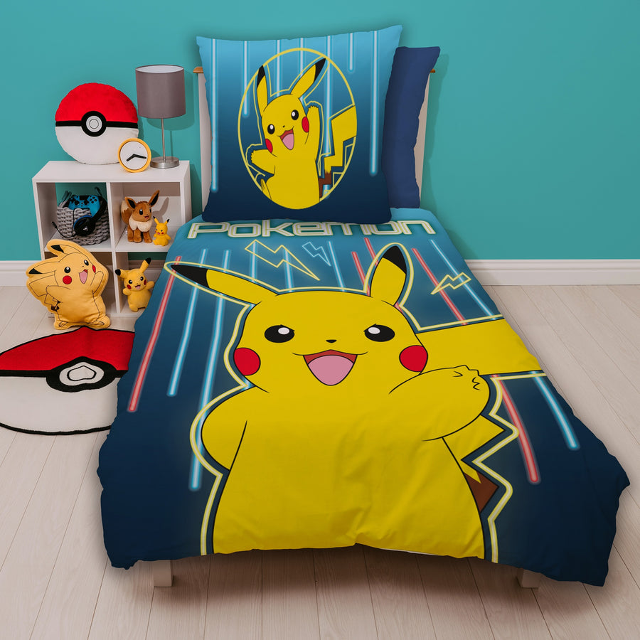 Vorderseite der hellbauen Pokémon Bettwäsche mit Pikachu auf Decke und Kissen aufs Bett gezogen in passend eingerichtetem Kinderzimmer