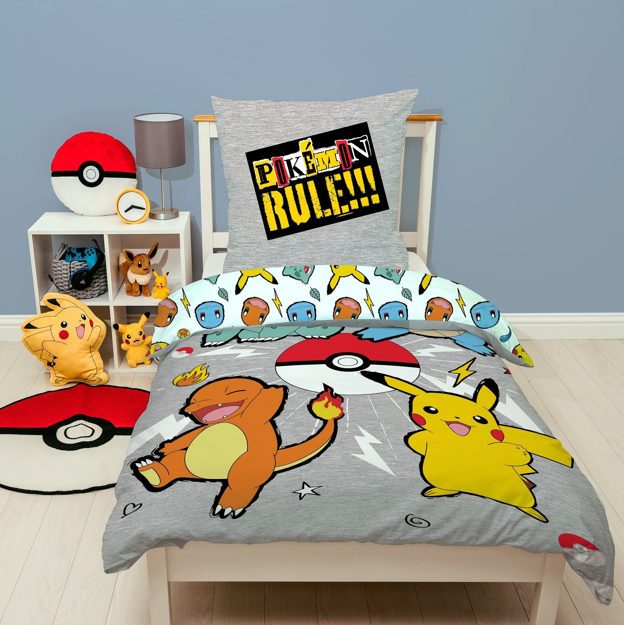 Vorderseite Pokemon Bettwäsche mit Shiggy, Glumanda, Bisasam und Pikachu um Pokeball springend auf grauem Grund