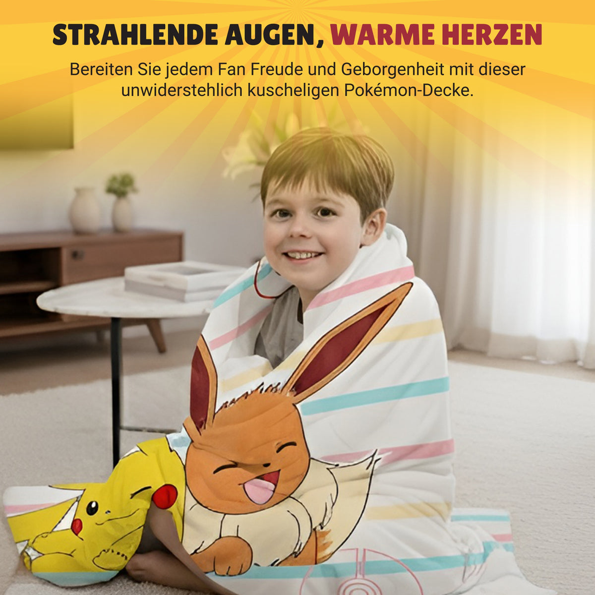 Junge in Decke gekuschelt lächelt zufrieden