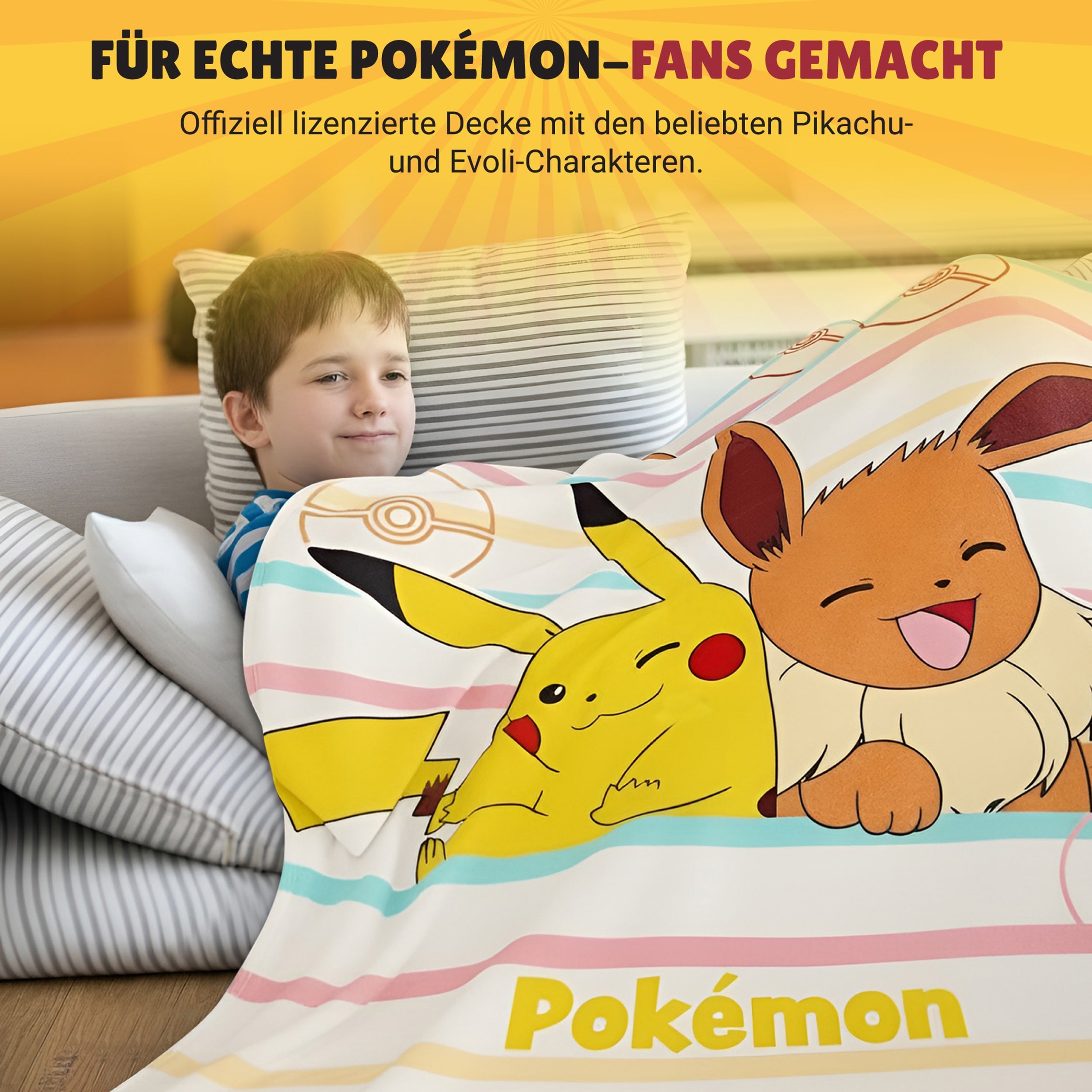 Junge liegt zufrieden auf der Couch in Pokemoen Decke gehüllt
