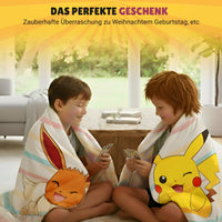 Zwei jungen spielen Pokémon Karten während jeder in seine Decke gewickelt ist
