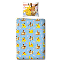 Rückseite Bettwäsche mit Pikachu und Evoli (groß) auf Kopfkissen und vielen kleinen Pikach und Evoli auf der Rückseite der Bettwäsche