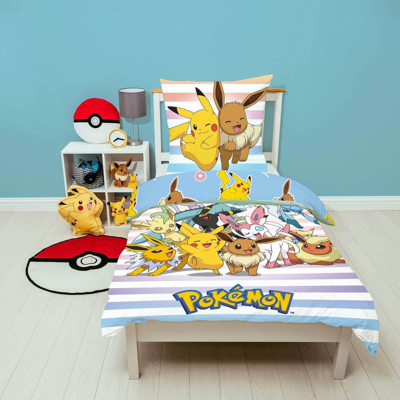 Vorderseite der Pokemon Bettwäsche in passend eingerichtetem Kinderzimmer aufs Bett gezogen