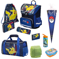 Blauer Pokemon Schulranzen abgebildet mit Zubehör Federmappe, Turn- & Geldbeutel und Schlamperetui, Sporttasche, Dose, Flasche, Schultüte und Regenschutz