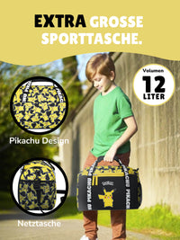 Junge hält schwarz gelbe Pokémon Sporttasche mit Pikachu Muster und Schriftzug passend zum Schulranzen vor einer Mauer
