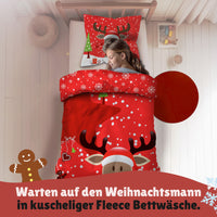 Mädchen schläft selig im Bett mit Rentier Bettwäsche Vorderseite