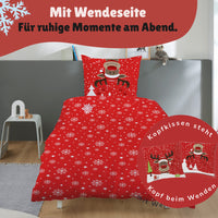 Wendeseite mit Muster aus Schneeflocken auf Bett gezogen