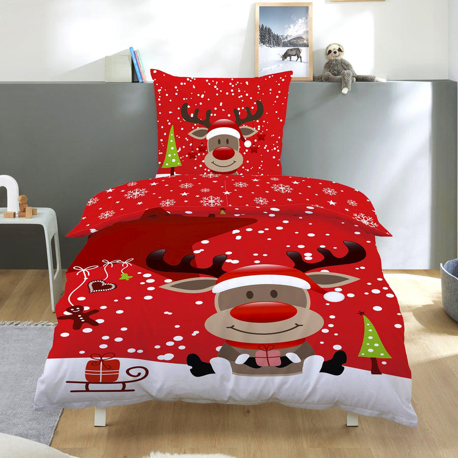 Rote Rentier Bettwäsche mit Winterlandschaft auf Bett gezogen